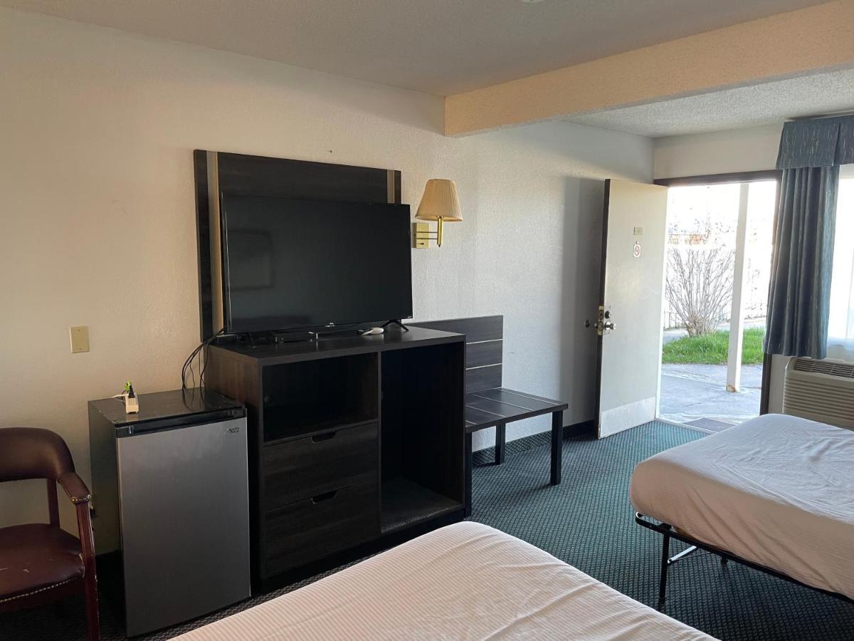 Landmark Inn Osawatomie エクステリア 写真